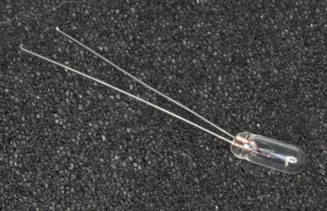 Minijaturna sijalica, prečnik 3mm x 8mm, 12V/50mA, sa izvodima, F3 Rice kućište — šifra 17944 | Kelco