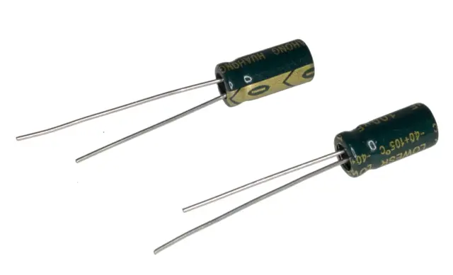 Elko, stojeći (RAD), 105°C, 100µF, 16V, 6.3X11mm, RM2.5mm, Samhwa, RD1C107M6L011BB500 — šifra 18353 | Kelco