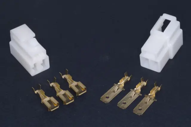 Set flah konektora, tropolni, muški i ženski, 6.3mm, sa kućištima — šifra 18656 | Kelco