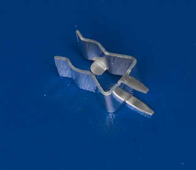 Podnožje osigurača 5x20mm, nožica, 4.5x9mm, posrebrena — šifra 6968 | Kelco